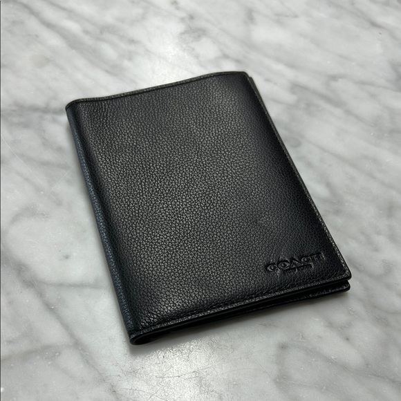 COACH Men's Black Pebble Leather Passport Wallet NEW - Picture 1 of 10